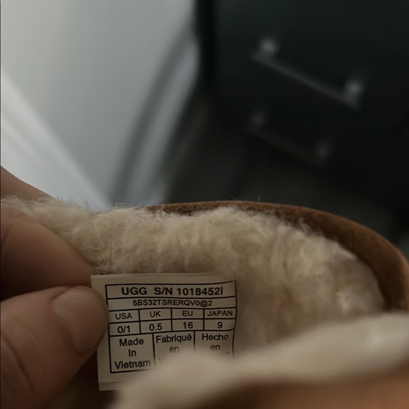 UGG Brown Baby Shoes with Pink Ribbon new without tags - Picture 4 of 4